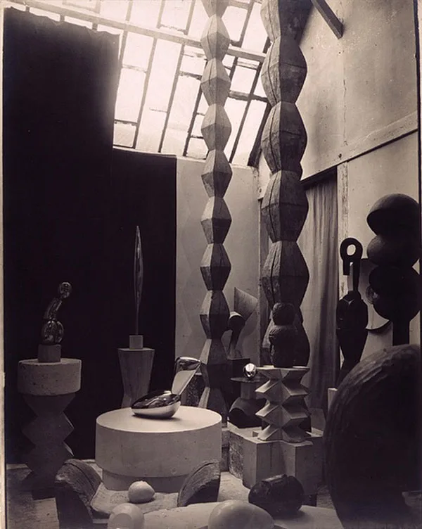 Endless Column, 1918 (oak) — the first version, standing in the Paris studio.